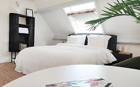 Guesthouse At The Amstel River With 2Br 2Ba And Garden